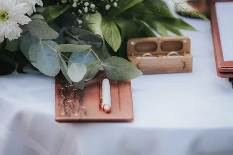 Elegant wedding table setting featuring a white pen on a wooden tray, surro.. Stock Photos