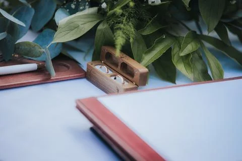 Elegant wedding table setting featuring a wooden ring box, greenery, and bl.. Stock Photos