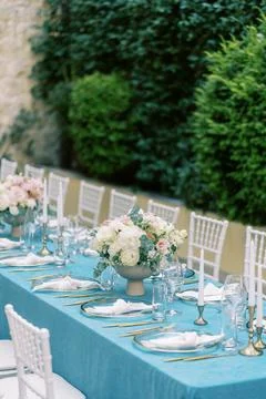 Elegant wedding table setting with pastel floral arrangement Fotos Stock
