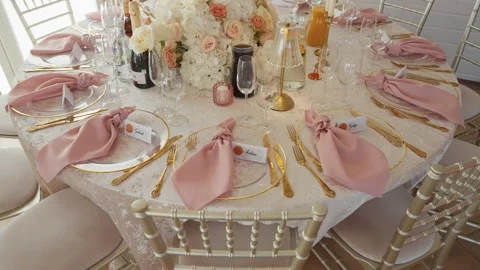 Elegant Wedding Table Setting with Pink Napkins and Floral Centerpiece Видео 339201944