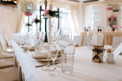 Elegant wedding table setting in white with silverware Foto stock