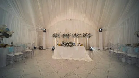 Elegant wedding table setup featuring white tablecloth, floral arrangements 스톡 사진