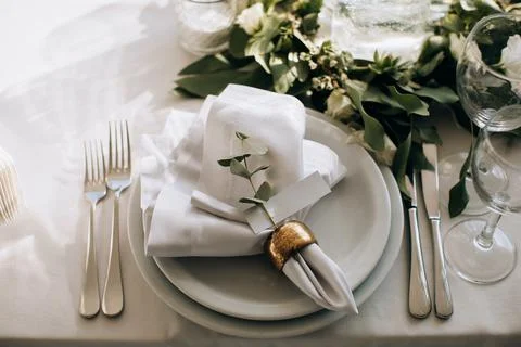 Elegant white dining table setting in the restaurant for the wedding dinner Foto stock