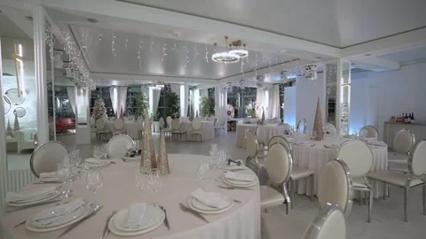 An Elegant White Event Space Featuring Round Tables and Soft, Ambient Lighting 스톡 동영상 314571761