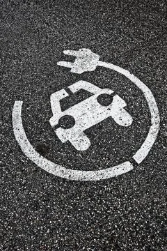 Elektromobilität. Piktogram für Ladestation von Elektroautos. Traunstein . Stock Photos