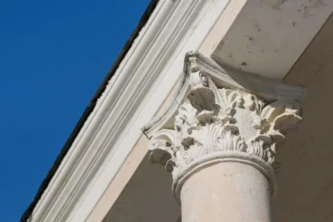 Element of an old ion column against a blue sky. Vintage element of building  Foto stock