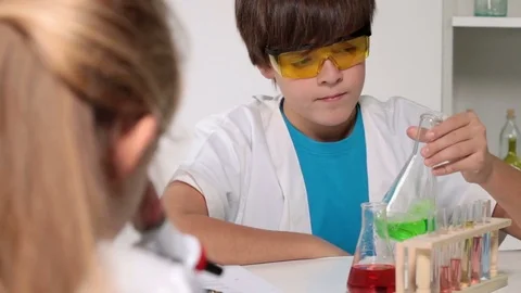 Elementary school chemistry class - kids experimenting Video stock 72178131