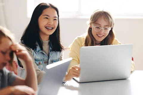 Elementary school children enjoying a coding class at school Foto stock