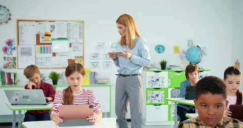 Elementary school computer science class. Smart multi-ethnic junior students Видео 159673739