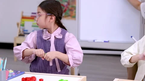 Elementary School Girl Counting Colorful Math Manipulative Blocks Vídeos de archivo 327770797
