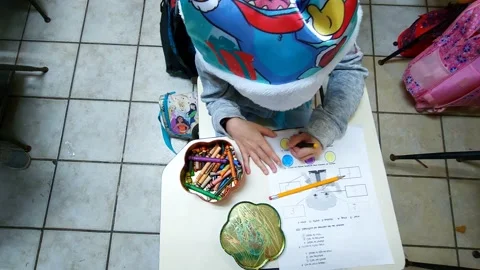 Elementary School Kid Coloring an Exam 库存影片 224352595