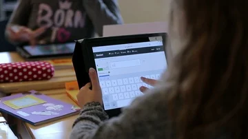 Elementary school kids using digital tablet in classroom 库存影片 85705553