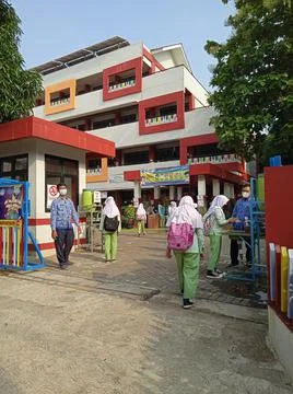 Elementary School, Queueing Student for Offline School or PTM Stock-Fotos