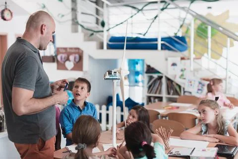 Elementary School Stem Robotics Classroom Diverse Group of Children Building and Fotos de archivo