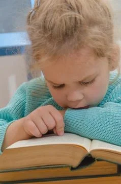 Elementary school student with a book 库存照片