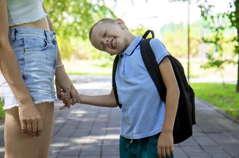 An elementary school student going to study. A first grader holds his mother' Stock-Fotos