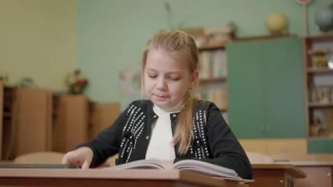 An elementary school student is trying to solve a difficult problem. Vidéo 147616360