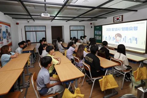 Elementary school students learn earthquake safety measures in Incheon, Korea -  Fotos de archivo