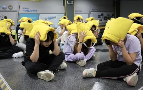 Elementary school students learn earthquake safety measures in Incheon, Korea -  Fotos Stock