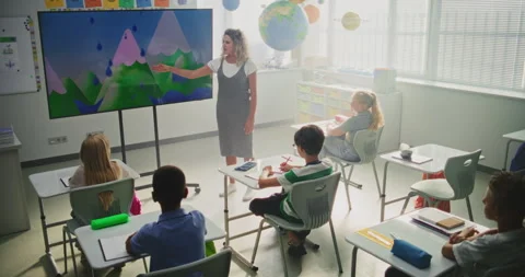 Elementary School Students Studying Basic Information About Weather Factors 스톡 동영상 315537747