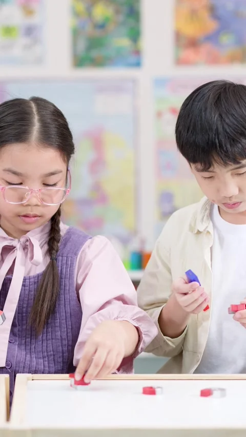 Elementary Students Conduct Hands-On Magnet Science Experiment Vídeo Stock 331847400