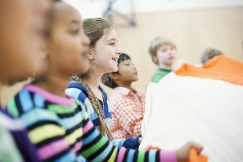 Elementary students holding parachute Foto stock
