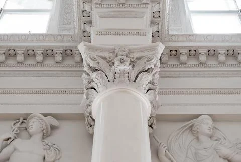 Elements of architectural decorations of buildings, columns and tops, old gypsum Stockfoto's