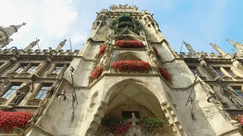 Elements of architecture and statues of the new city hall on Marienplatz 스톡 동영상 107495782