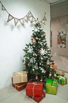 Elements of a Christmas tree with decorations in close-up 3753. Foto stock