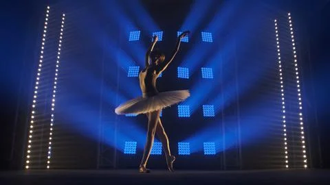 Elements of classical ballet choreography on the background of smoke and Foto stock