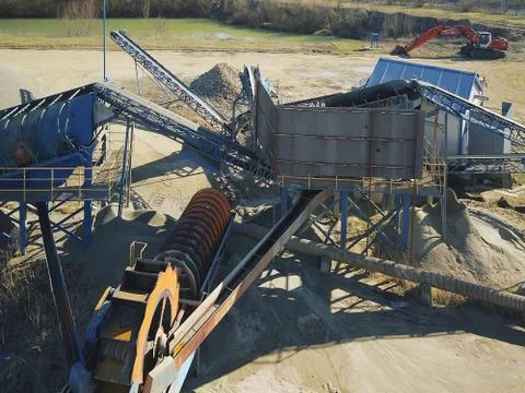 Elements of equipment for the extraction and sorting of rubble. Production of Foto stock