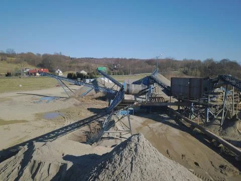 Elements of equipment for the extraction and sorting of rubble. Production of Foto stock