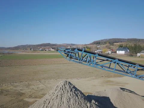 Elements of equipment for the extraction and sorting of rubble. Production of Foto stock