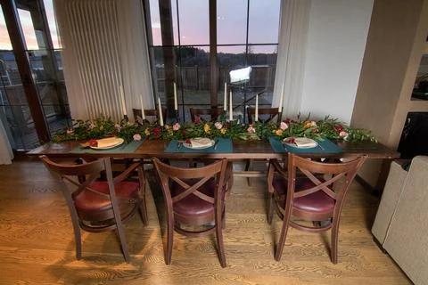 Elements home decorations. Festive table decorations, flowers and tableware Foto stock