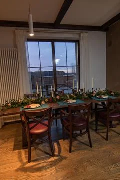 Elements home decorations. Festive table decorations, flowers and tableware Foto stock
