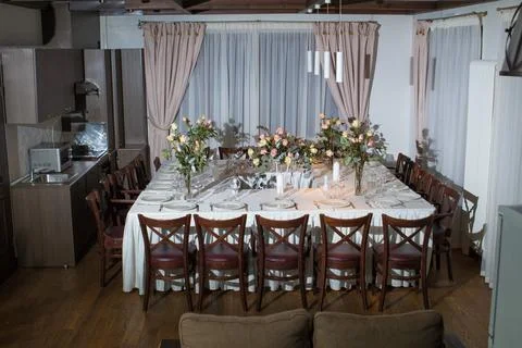 Elements home decorations. Festive table decorations, flowers and tableware Foto stock