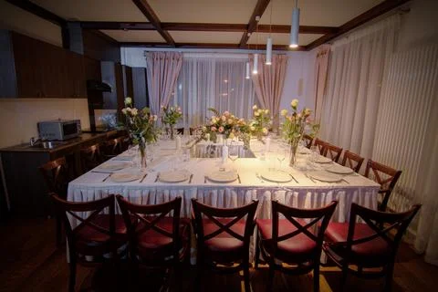 Elements home decorations. Festive table decorations, flowers and tableware Foto stock