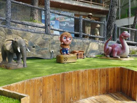 Elephant, monkey, dinosaur statue Stockfoto's