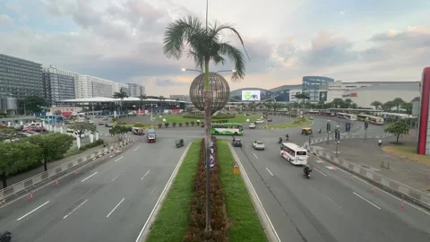 Elevated Avenue View Leading to MOA Globe 4K 60fps 스톡 동영상 338350372