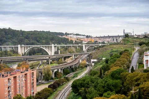 Elevated bridges and railway lines across Lisbon hillside Foto stock