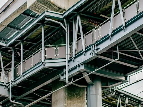 Elevated BTS Skytrain Station Steel Structure with Pipes and Walkway Detail Foto stock