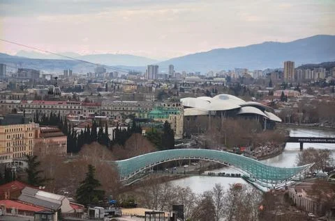 Elevated Cityscape of Tbilisi Featuring Bridge of Peace and Public Service Hall Fotos de archivo