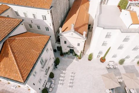 Elevated cityscape visuals. Symmetrical design emphasizing geometric forms 스톡 사진