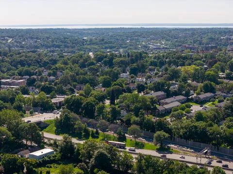 Elevated cityscape of White Plains surrounded by leafy suburban communities in N Stock-Fotos