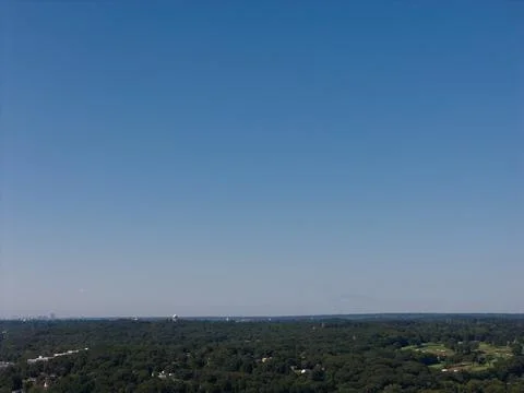 Elevated cityscape of White Plains surrounded by leafy suburban communities in N Stock-Fotos