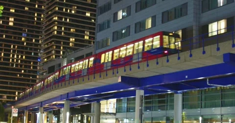 Elevated commuter train passing high-rises at dusk, London Vídeo Stock 271575000