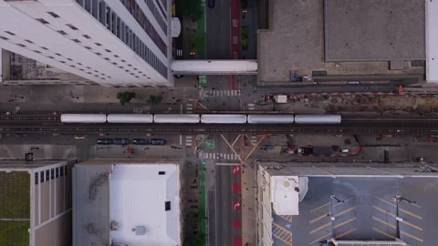 Elevated CTA train traveling through Chicago's urban downtown loop district, pul Stock Footage 337897637