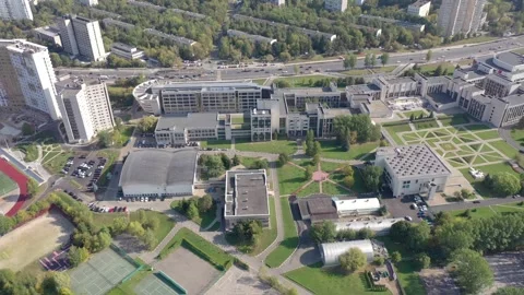 Elevated drone overview of campus complex Vidéo 325158762