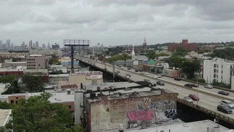 Elevated expressway cutting through the low rooftops of Sunset Park Vídeos de archivo 139539535