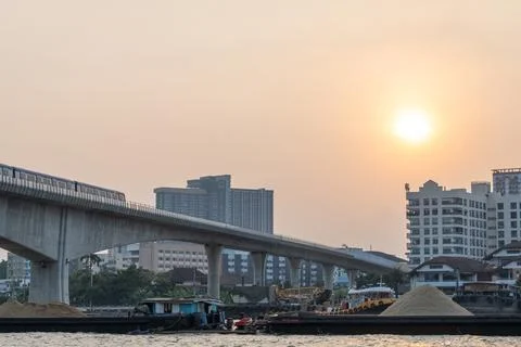 Elevated Infrastructure Above Chao Phraya Work Barges Foto stock